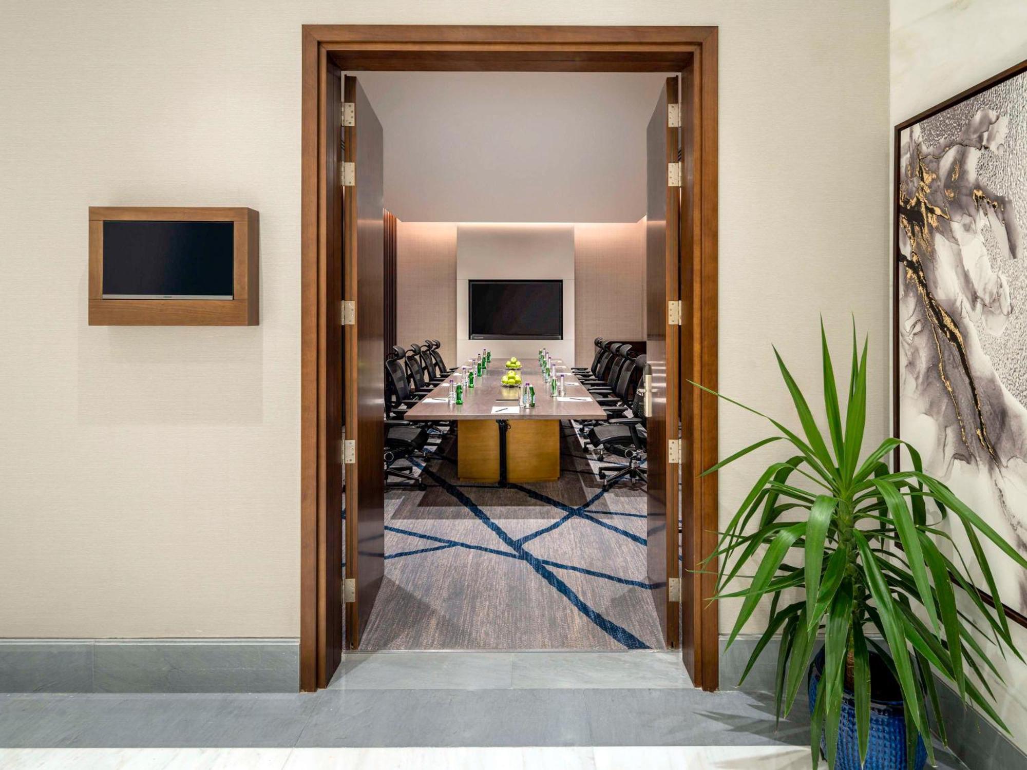 Movenpick Hotel And Residences Riyadh Exterior photo Meeting room at the hotel